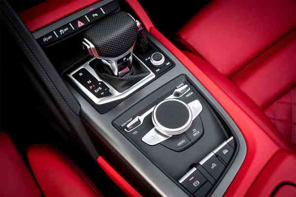 Rent White Audi R8 2021 model, REF-108 in Dubai