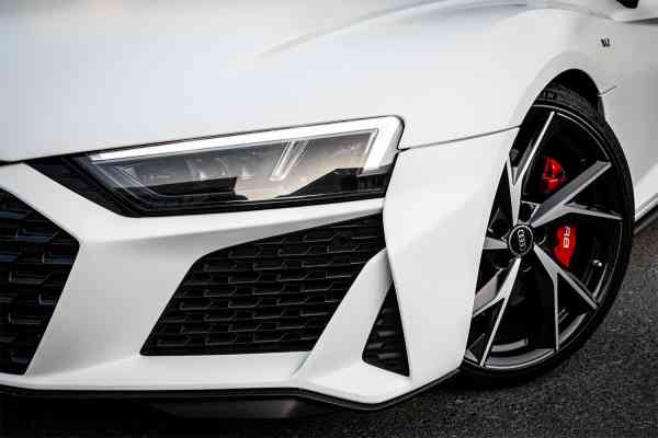 Rent White Audi R8 2021 model, REF-108 in Dubai