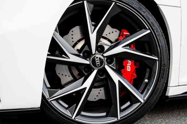 Rent White Audi R8 2021 model, REF-108 in Dubai