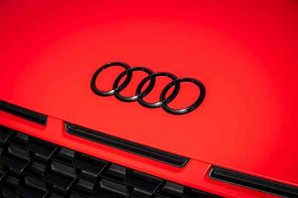 Rent Red Audi R8 Spyder in Dubai