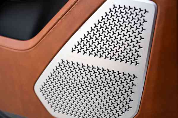 Уникальный темно-серый с коричневым салоном Lamborghini Urus доступен в аренду в Дубае