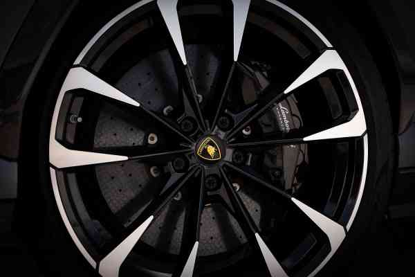 Уникальный темно-серый с коричневым салоном Lamborghini Urus доступен в аренду в Дубае