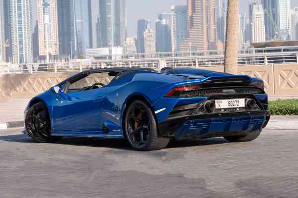 Синий Lamborghini Huracan Evo Spyder доступен для аренды в Дубае