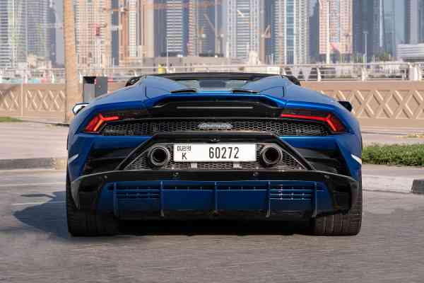 Синий Lamborghini Huracan Evo Spyder доступен для аренды в Дубае