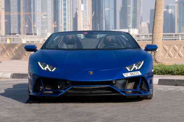 Синий Lamborghini Huracan Evo Spyder доступен для аренды в Дубае