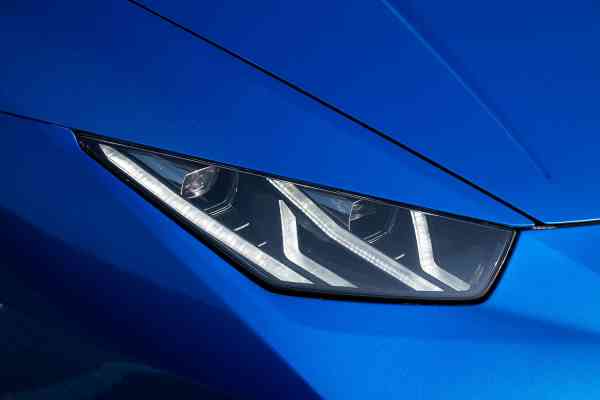 Синий Lamborghini Huracan Evo Spyder доступен для аренды в Дубае