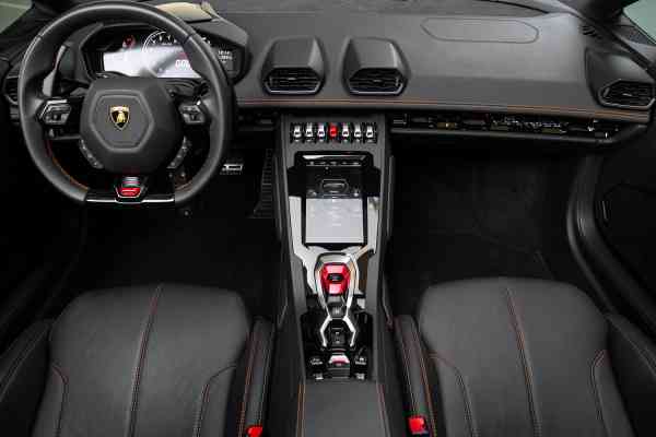 Синий Lamborghini Huracan Evo Spyder доступен для аренды в Дубае