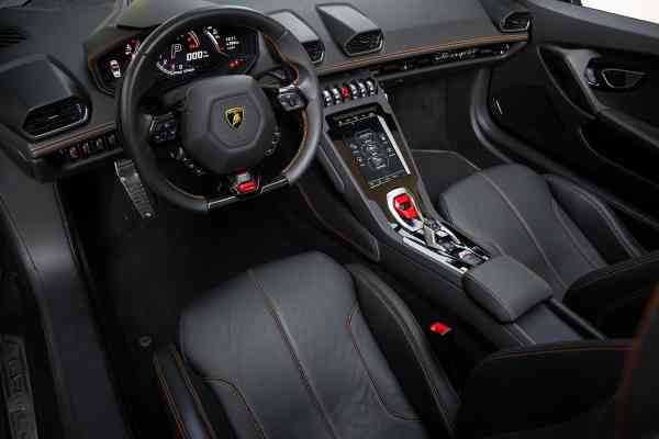 Синий Lamborghini Huracan Evo Spyder доступен для аренды в Дубае