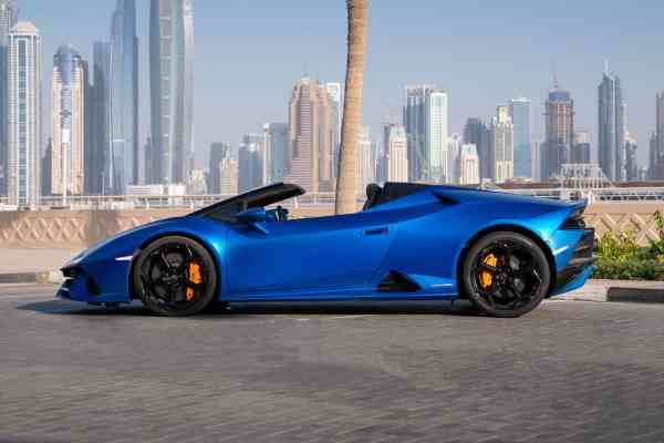 Синий Lamborghini Huracan Evo Spyder доступен для аренды в Дубае
