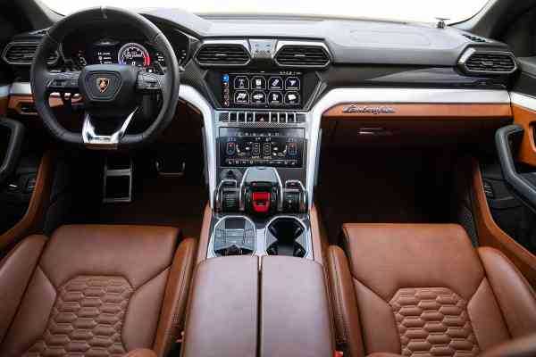 Уникальный темно-серый с коричневым салоном Lamborghini Urus доступен в аренду в Дубае