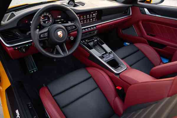 Желтый Porsche 911 Turbo S доступен в аренду в Дубае