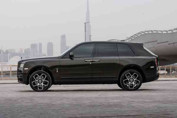 Аренда Rolls Royce Cullinan с черным значком в Дубае