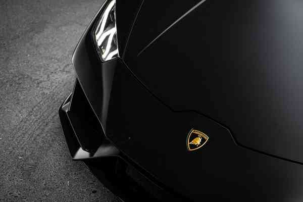 Аренда черного Lamborghini Huracan Evo Spyder в Дубае