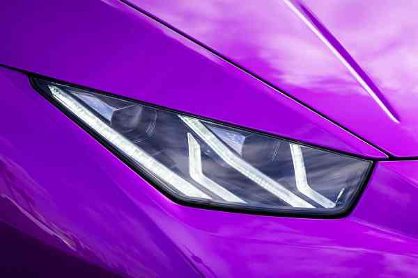 Rent unique colored Lambo Huracan Evo Spyder