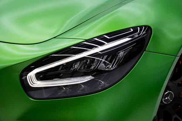 Зеленый Mercedes-Benz AMG GTR доступен в аренду в Дубае