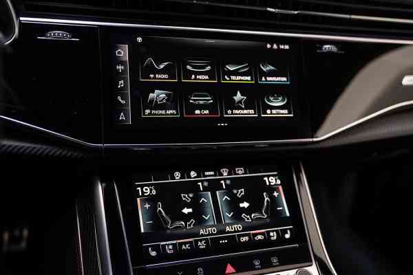 Аренда черного Audi RSQ8 в Дубае