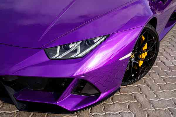 Rent unique colored Lambo Huracan Evo Spyder