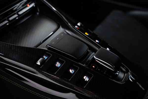 Зеленый Mercedes-Benz AMG GTR доступен в аренду в Дубае