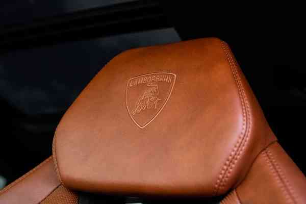 Уникальный темно-серый с коричневым салоном Lamborghini Urus доступен в аренду в Дубае