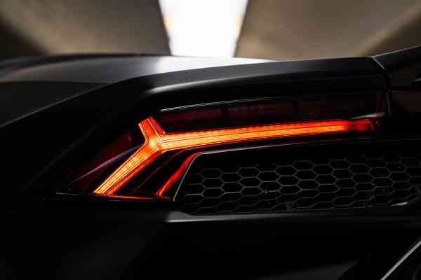 Аренда черного Lamborghini Huracan Evo Spyder в Дубае