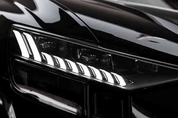 Аренда черного Audi RSQ8 в Дубае