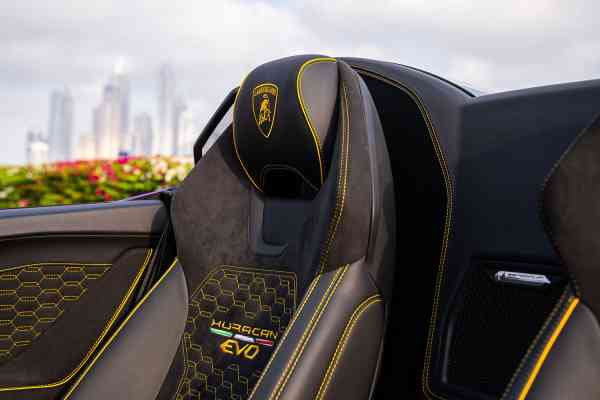 Rent unique colored Lambo Huracan Evo Spyder