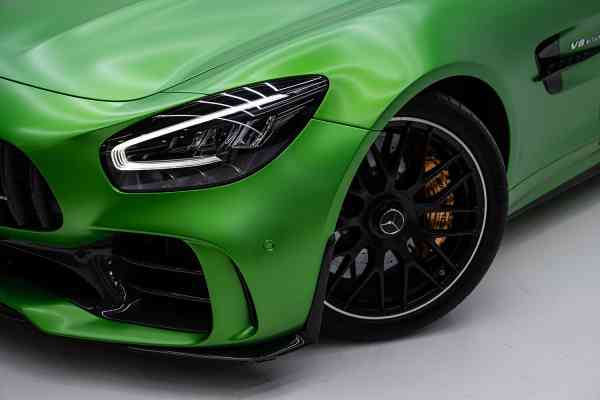 Зеленый Mercedes-Benz AMG GTR доступен в аренду в Дубае