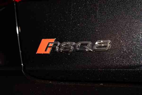 Аренда черного Audi RSQ8 в Дубае