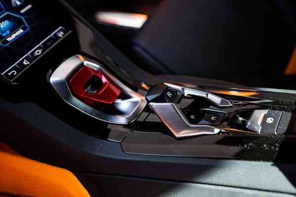 Аренда черного Lamborghini Huracan Evo Spyder в Дубае