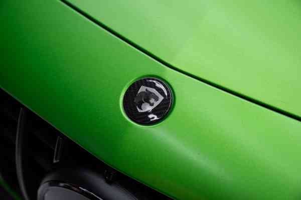 Зеленый Mercedes-Benz AMG GTR доступен в аренду в Дубае