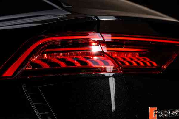 Аренда черного Audi RSQ8 в Дубае