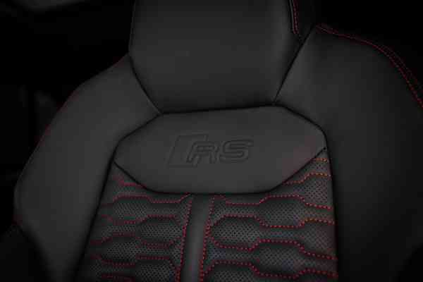 Аренда черного Audi RSQ8 в Дубае