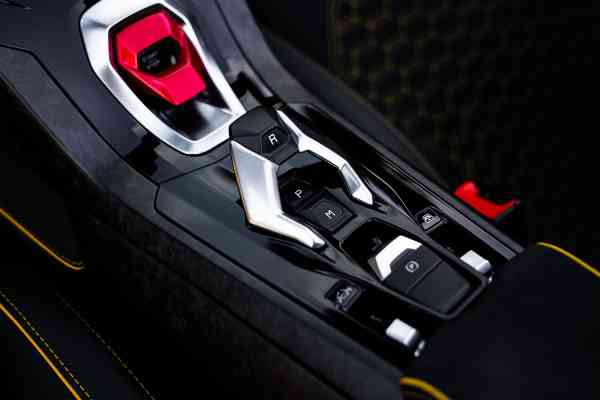 Rent unique colored Lambo Huracan Evo Spyder