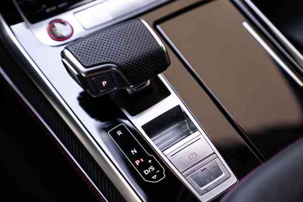 Аренда черного Audi RSQ8 в Дубае