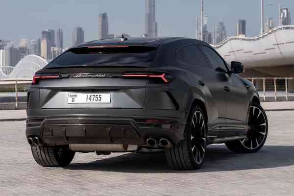 Уникальный темно-серый с коричневым салоном Lamborghini Urus доступен в аренду в Дубае