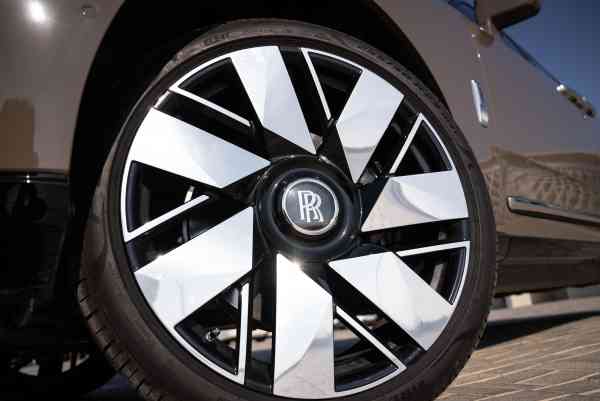 Rent Brown Rolls Royce Cullinan 2025