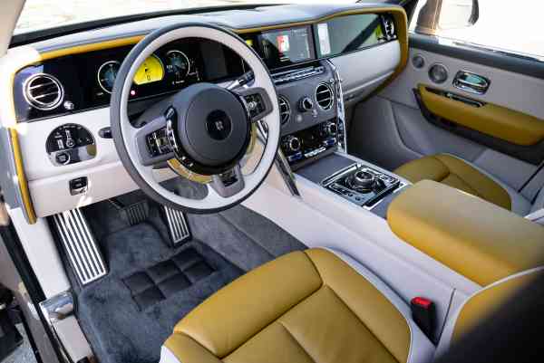 Rent Brown Rolls Royce Cullinan 2025