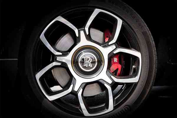 Rent Black Rolls Royce Cullinan in Dubai