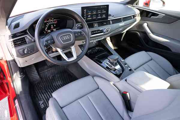 Аренда красного кабриолета Audi A5 в Дубае