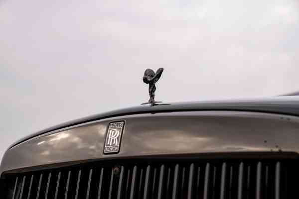 Аренда Rolls Royce Cullinan с черным значком в Дубае