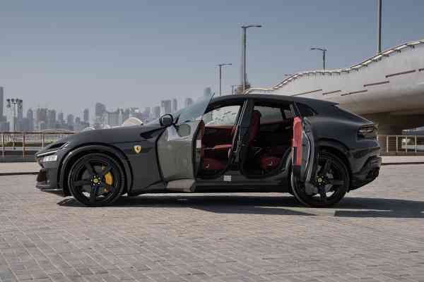 rent Ferrari Purosangue