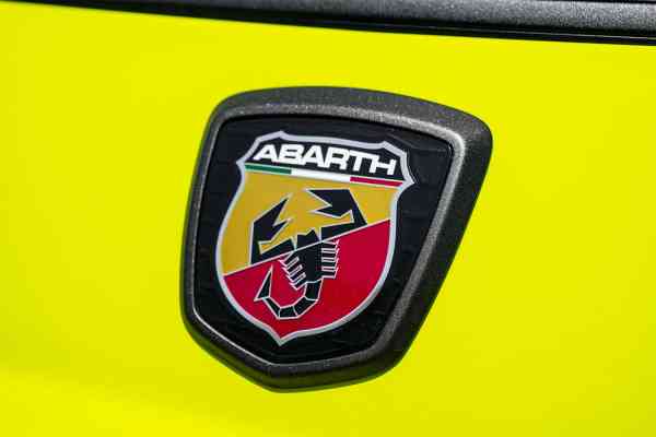 Аренда Абарт 2019 года в Дубае, REF-1