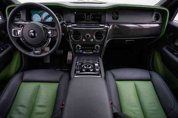 Аренда Rolls Royce Cullinan с черным значком в Дубае