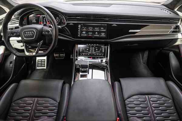 Аренда черного Audi RSQ8 в Дубае