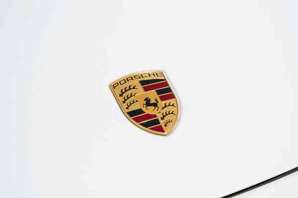 Арендуйте Порш Бокстер в Дубае по доступным ценам