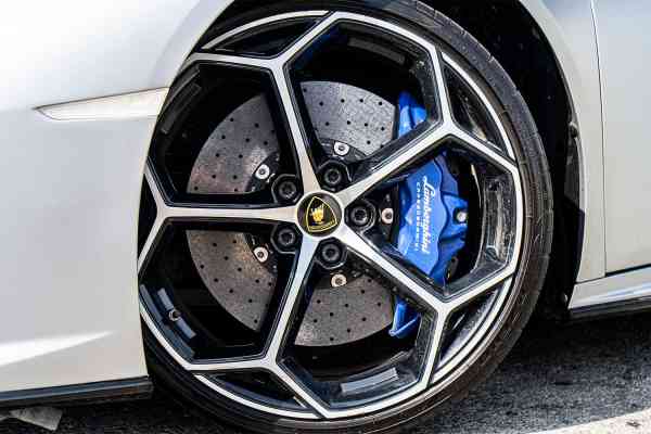 Аренда серого Lamborghini Huracan Evo в Дубае