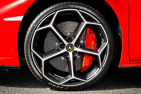 Аренда красного Ламборгини Хуракан 2021 года в Дубае, REF-210