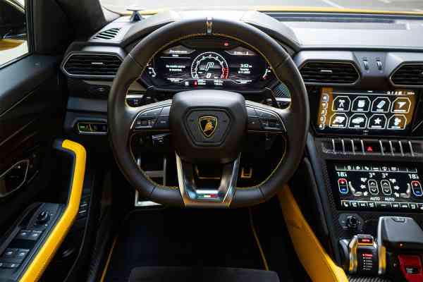 Аренда желтого Lamborghini Urus MY Capsule в Дубае