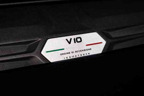 Аренда черного Lamborghini Huracan Evo Spyder в Дубае