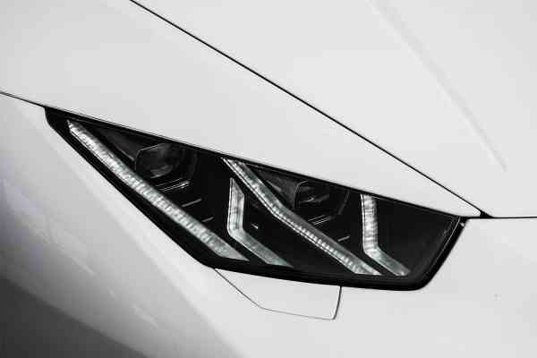 Rent White Lamborghini Huracan in Dubai